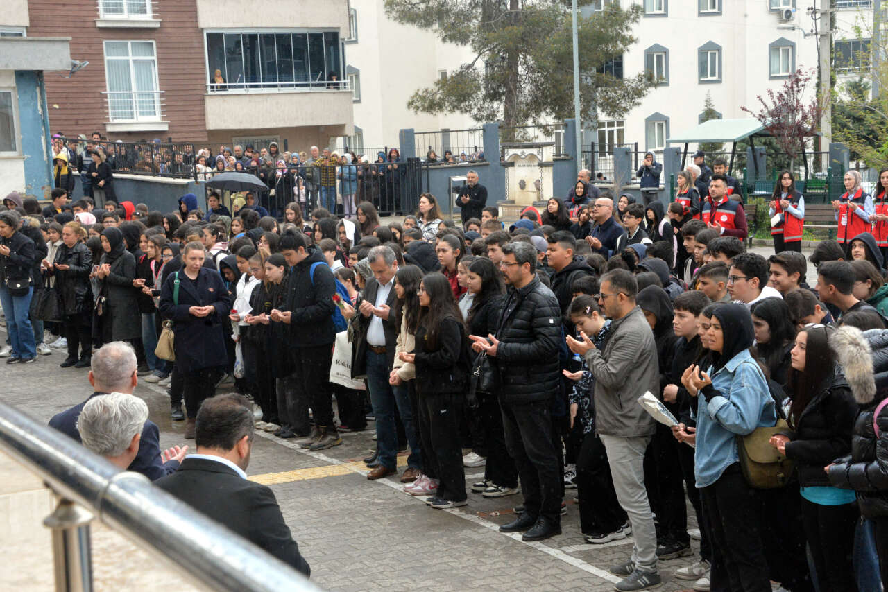 9 kişiye mezar olan Ayser Çalık Ortaokulu, yeni binasında eğitime başladı 6